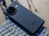 Poco F7 Ultra в чехле из комплекта поставки (Источник изображения: Daniel Schmidt)