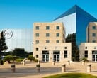 Внешний вид здания компании Dell Technologies с логотипом компании.
