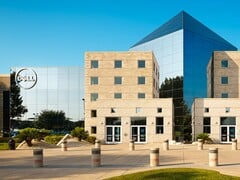 Внешний вид здания компании Dell Technologies с логотипом компании.