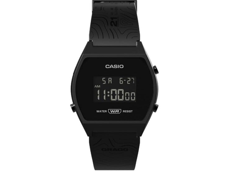 Вид спереди цифровых часов Casio x GRAGG LW-204GRAGG-1BDF с черным корпусом из полимерной смолы и ремешком с узором.