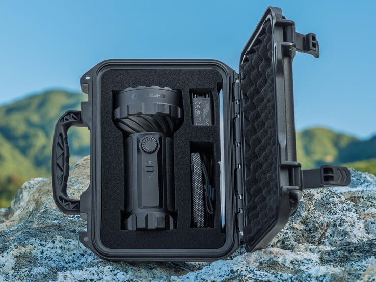 Фонарь Olight Marauder 3 поставляется в комплекте с чехлом для хранения фонаря и аксессуаров.