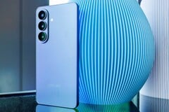 Apple iPhone 17 и изображённый на фотографии Galaxy S26 входят в число устройств, которые выиграли от тенденции к выпуску смартфонов премиум-класса