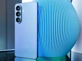 Apple iPhone 17 и изображённый на фотографии Galaxy S26 входят в число устройств, которые выиграли от тенденции к выпуску смартфонов премиум-класса