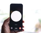 Рука, держащая смартфон с интерфейсом голосового помощника на экране