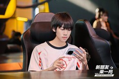 Любитель киберспорта с флагманским смартфоном iQoo на выставке ChinaJoy 2025. (Источник изображения: iQoo)