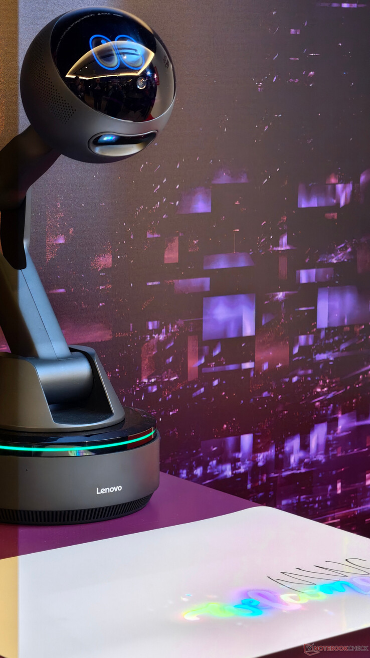 Рабочий стол с искусственным интеллектом от Lenovo проецируется на поверхность внизу.
