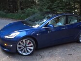Tesla Model 3 Performance 2018 года - это отличный седан с аккумуляторной батареей емкостью 75 кВтч. (Источник изображения: Redline Reviews via YouTube)