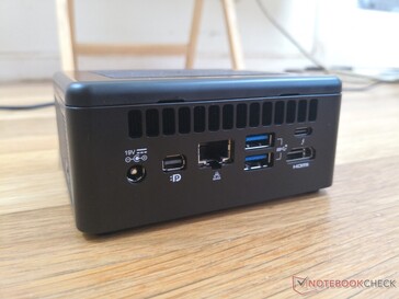 Сзади: Гнездо питания, mini-DisplayPort 1.4, RJ-45 Ethernet 10/100/1000, 2x USB 3.1 Gen. 2, Thunderbolt 3, HDMI 2.0b