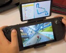 Steam Deck использует двухэкранный дисплей Retroid для игры в Mario Kart: гонка на главном экране, а карта трассы отображается на дополнительном экране. (Источник изображения: GameXData через YouTube)