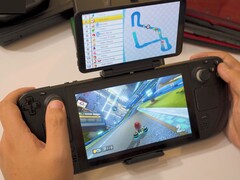 Steam Deck использует двухэкранный дисплей Retroid для игры в Mario Kart: гонка на главном экране, а карта трассы отображается на дополнительном экране. (Источник изображения: GameXData через YouTube)