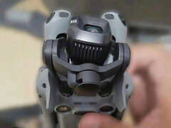 DJI Mini 5 Pro и крупный план его нового 1-дюймового сенсора камеры и системы карданов. (Источник изображения: via Mauro Tandoi)