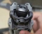 DJI Mini 5 Pro и крупный план его нового 1-дюймового сенсора камеры и системы карданов. (Источник изображения: via Mauro Tandoi)