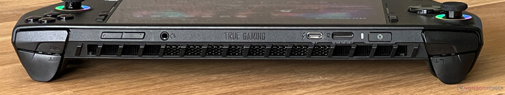 Вверху: громкость, 3,5-мм аудио, USB-C 4.0 с Thunderbolt 4 (40 Гбит/с, режим DisplayPort ALT, Power Delivery 3.0), устройство для чтения карт памяти microSD