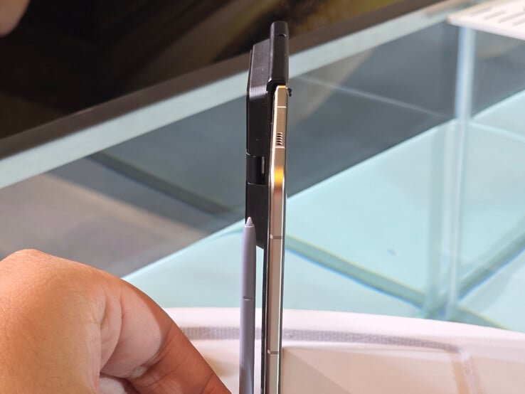 Honor Magic V5 рядом с пером Samsung S Pen. (Источник изображения: Weibo)