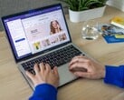 Руки, печатающие на ноутбуке, на фоне изображения интернет-магазина.