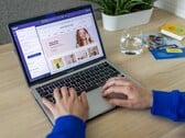 Руки, печатающие на ноутбуке, на фоне изображения интернет-магазина.