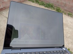 На открытом воздухе под солнечными лучами
