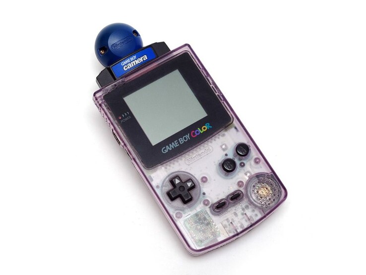 Приставка Game Boy Camera на верхней части Game Boy Color (Источник: Википедия)