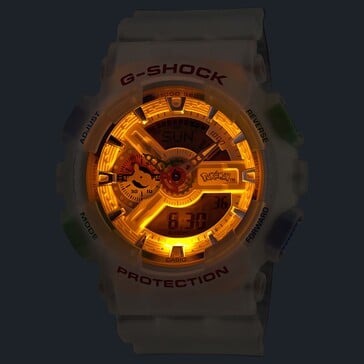 Часы Casio G-Shock Pokémon GA-110 с включенной янтарной светодиодной подсветкой в темноте.