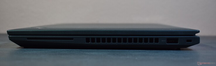 Правая сторона: Смарт-карта, USB A 3.2 Gen 1, слот для замка Кенсингтона