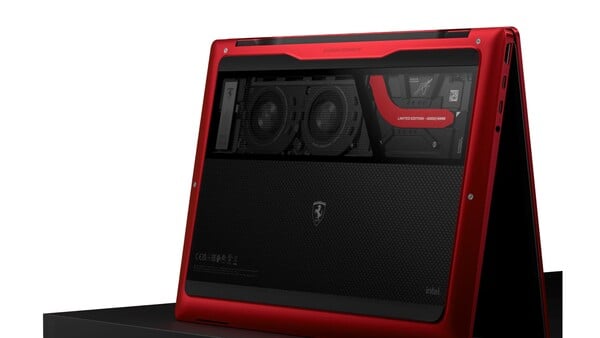 Ноутбук HP Limited Edition Scuderia Ferrari имеет стеклянное окно в нижней части.
