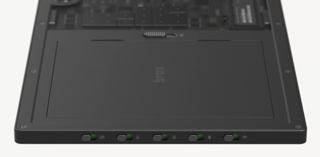 Наряду со сменным аккумулятором, аппаратные переключатели отключают питание радио, микрофона и веб-камеры. (Источник изображения Braxtech)