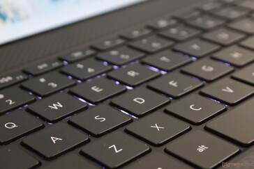 Ход клавиш составляет 1.3 мм - это все же больше, чем у клавиатуры MagLev у XPS 15 9575