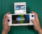 Расс из Retro Game Corps держит в руках двухэкранную портативную игровую консоль OneXSugar Sugar 1: на основном экране игра Nintendo, а на дополнительном - видео с YouTube. (Источник изображения: Retro Game Corps на YouTube)