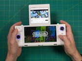 Расс из Retro Game Corps держит в руках двухэкранную портативную игровую консоль OneXSugar Sugar 1: на основном экране игра Nintendo, а на дополнительном - видео с YouTube. (Источник изображения: Retro Game Corps на YouTube)