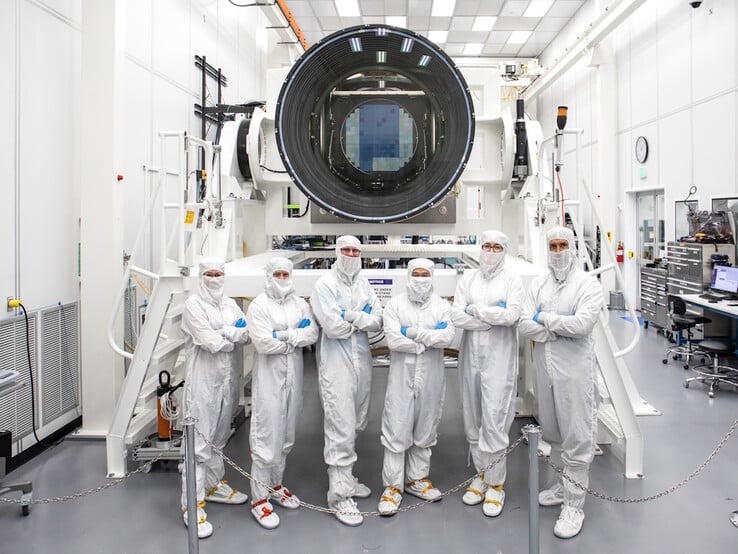 Камера LSST, установленная на телескопе Simonyi Survey Telescope, весит 2800 кг (6000 фунтов) и использует фильтры диаметром 75 см (30 дюймов) для получения изображений ночного неба в диапазоне от ультрафиолетового до ближнего ИК-диапазона. (Источник изображения: Национальная ускорительная лаборатория SLAC)