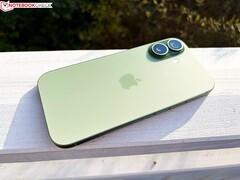 Преемник iPhone 17, изображенный на фотографии, по слухам, получит более низкие характеристики.