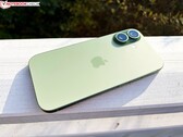 Преемник iPhone 17, изображенный на фотографии, по слухам, получит более низкие характеристики.