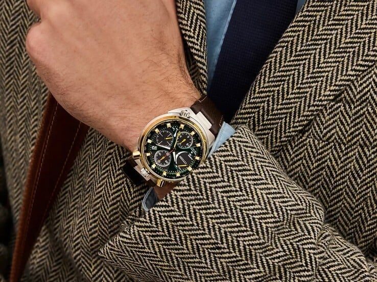 Вид под углом на часы Citizen Promaster Tsuno Chrono Racer, надетые на запястье.
