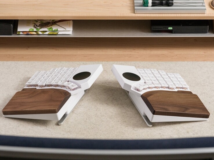 Раздельная беспроводная механическая клавиатура MoErgo Go60 с подставкой для запястий. (Источник изображения: MoErgo)