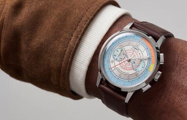 Хронограф Timex Marlin Neo Classic с ярким серебристым циферблатом и коричневым кожаным ремешком на запястье.