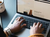 Рабочий, использующий Apple Macbook Pro (Источник изображения: Daniel Thomas/Unsplash)