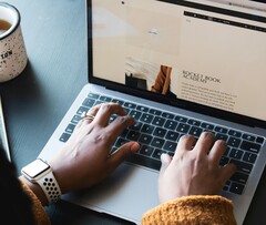 Рабочий, использующий Apple Macbook Pro (Источник изображения: Daniel Thomas/Unsplash)