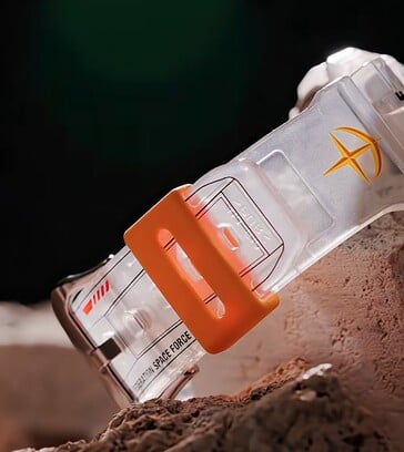 Casio G-Shock x Mobile Suit Gundam DW-5600 с дисплеем
