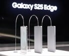 Galaxy S25 Edge (слева) размещен рядом с манекенами Galaxy S24 Ultra и Galaxy S23 Ultra на январском мероприятии Galaxy Unpacked 2025. (Источник изображения: Fnnews)