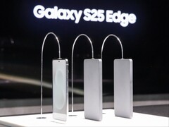 Galaxy S25 Edge (слева) размещен рядом с манекенами Galaxy S24 Ultra и Galaxy S23 Ultra на январском мероприятии Galaxy Unpacked 2025. (Источник изображения: Fnnews)