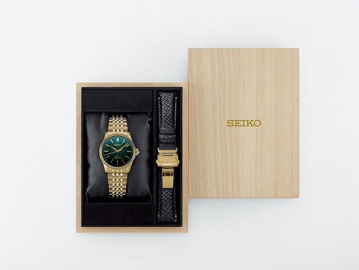 Часы Seiko Presage Classic x Tradman’s Bonsai и дополнительный черный кожаный ремешок, представленные в деревянной подарочной коробке.