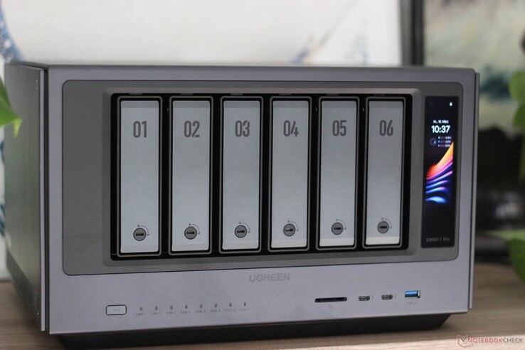 NAS поставляется с дисплеем