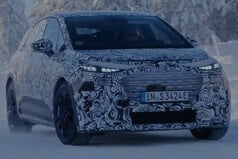 После первоначальных эскизов новый Audi A2 e-tron появился в реальной жизни в камуфляжной пленке во время тестовых поездок по льду и снегу на севере Швеции и в аэродинамической трубе.