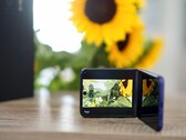 Аккумулятор в Razr 70 Ultra должен помещаться в ограниченном пространстве, но при этом обеспечивает приличную автономность.