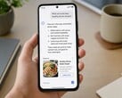 Рука, держащая смартфон, на экране которого отображается ответ, сгенерированный искусственным интеллектом, а под ним — спонсорская реклама