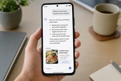 Рука, держащая смартфон, на экране которого отображается ответ, сгенерированный искусственным интеллектом, а под ним — спонсорская реклама
