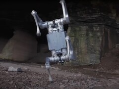 Звездный охотник Unitree A2 может не только танцевать, но и переносить на своей спине до 66 фунтов. (Источник изображения: Untitree via YouTube) 