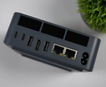Задняя панель ввода-вывода мини-ПК Beelink EQi 304 с двумя портами Thunderbolt 4, разъёмом HDMI, портами USB Type-A, двумя портами Ethernet и разъёмом для подключения к источнику питания.