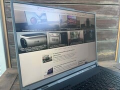 На открытом воздухе (яркий день, без прямого солнечного света)
