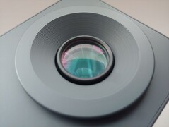 Проектор не комплектуется крышкой для объектива. (Источник изображения: Notebookcheck)